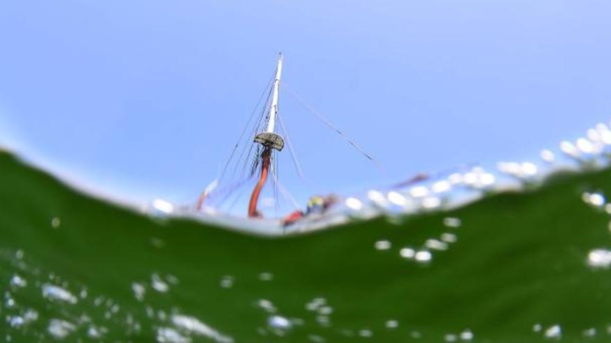 El casco del Else sobre el agua de color verde del Mar Menor, en una imagen tomada el jueves.