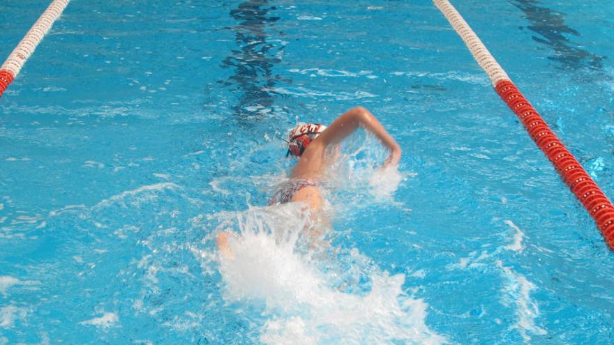 3.000 niños aprenden a nadar este verano en los cursos de la Diputación