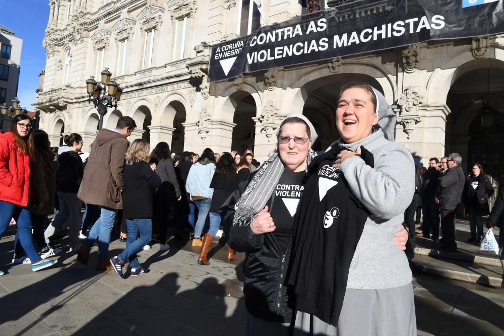 Dos religiosas en una concentración en María Pita contra la violencia machista.