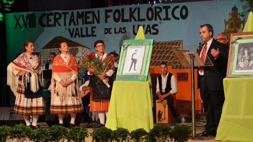 El alcalde de Aspe y la esposa e hijas del fallecido en el homenaje