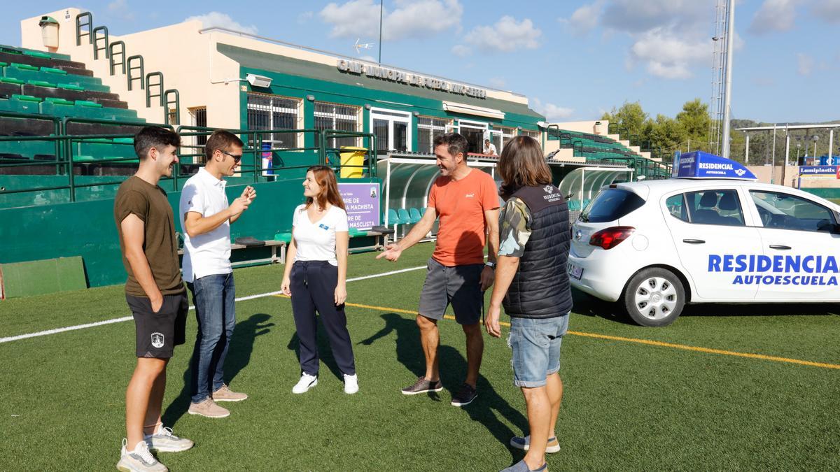 &#039;Chano&#039;, capitán del primer equipo, Pere Tarrés, directivo del club, Lidia Guasch, responsable de gestión de marca de Autoescuela Residencial, Oliver Torres, directivo del club, y Jorge López, profesor de Autoescuela Residencial.