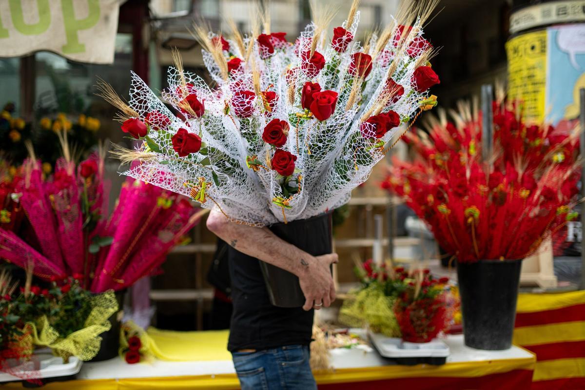 23/04/2024 Un hombre con rosas decenas de rosas rojas el día de Sant Jordi 2024, a 23 de abril de 2024, en Barcelona, Catalunya (España). Barcelona acoge como cada año la festividad de Sant Jordi y engalana la ciudad de rosas rojas. Además, la actividad principal del día es que centenares de escritores firman sus libros en 425 puestos por el Día Internacional del Libro. Este año, la festividad se extiende desde la Rambla hasta el distrito de Gràcia. ECONOMIA Lorena Sopêna - Europa Press