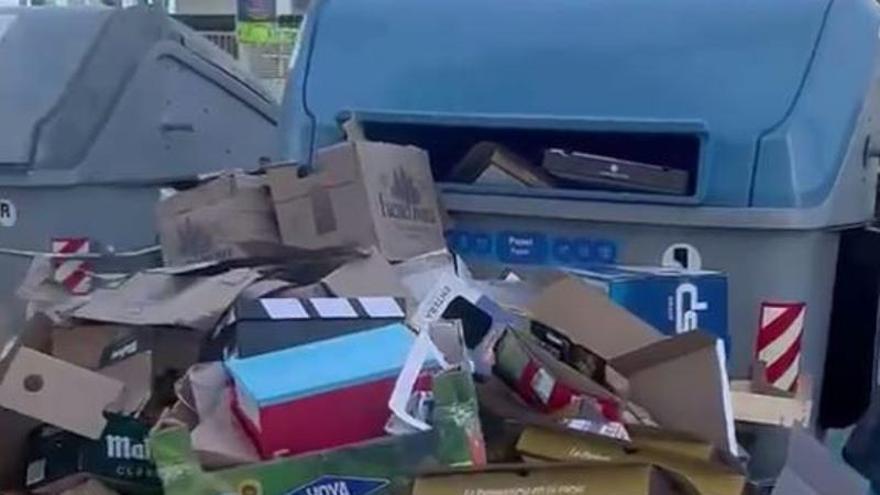 Así quedan los contenedores de basura de Calp tras pasar el camión de recogida: no se retiran las bolsas amontonadas en la acera