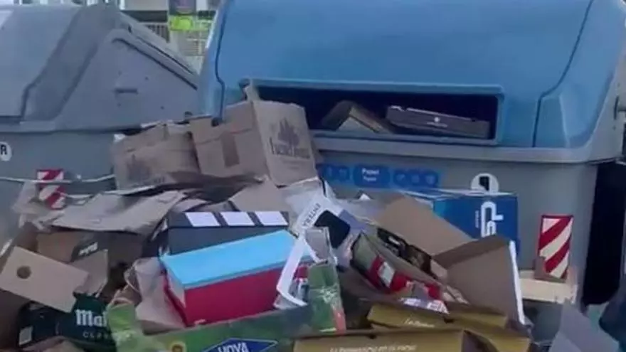 Así quedan los contenedores de basura de Calp tras pasar el camión de recogida: no se retiran las bolsas amontonadas en la acera