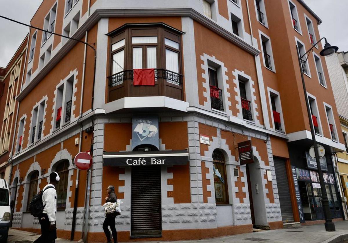 Telas rojas en las ventanas, la muestra del rechazo vecinal | MARCOS LEÓN