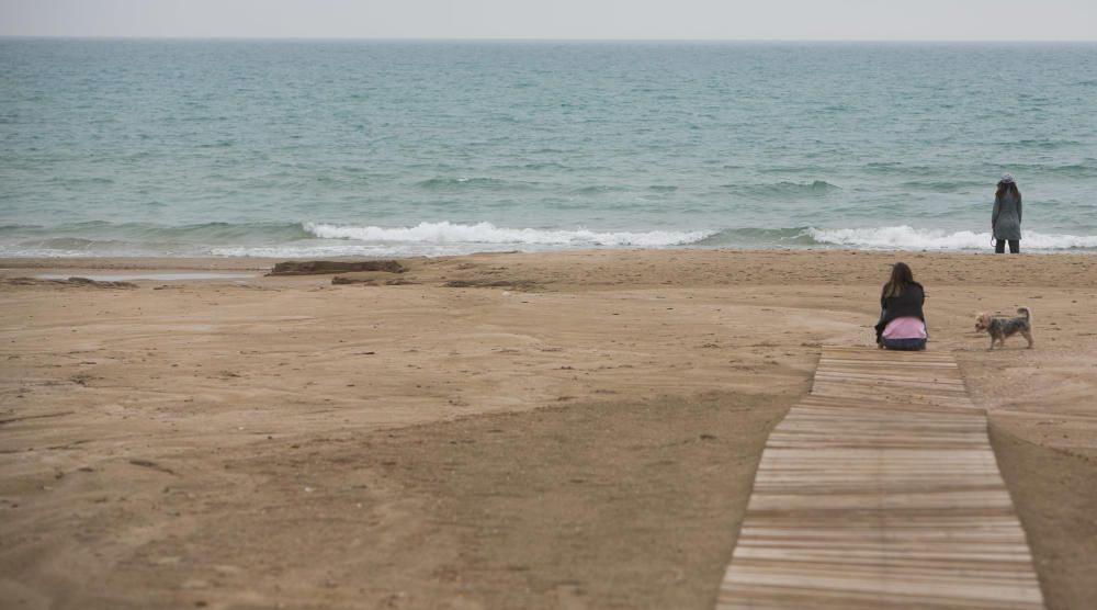 Imágenes de la playa de San Juan, donde la lluvia ha ocasionado serios daños en el arenal y el paseo peatonal.