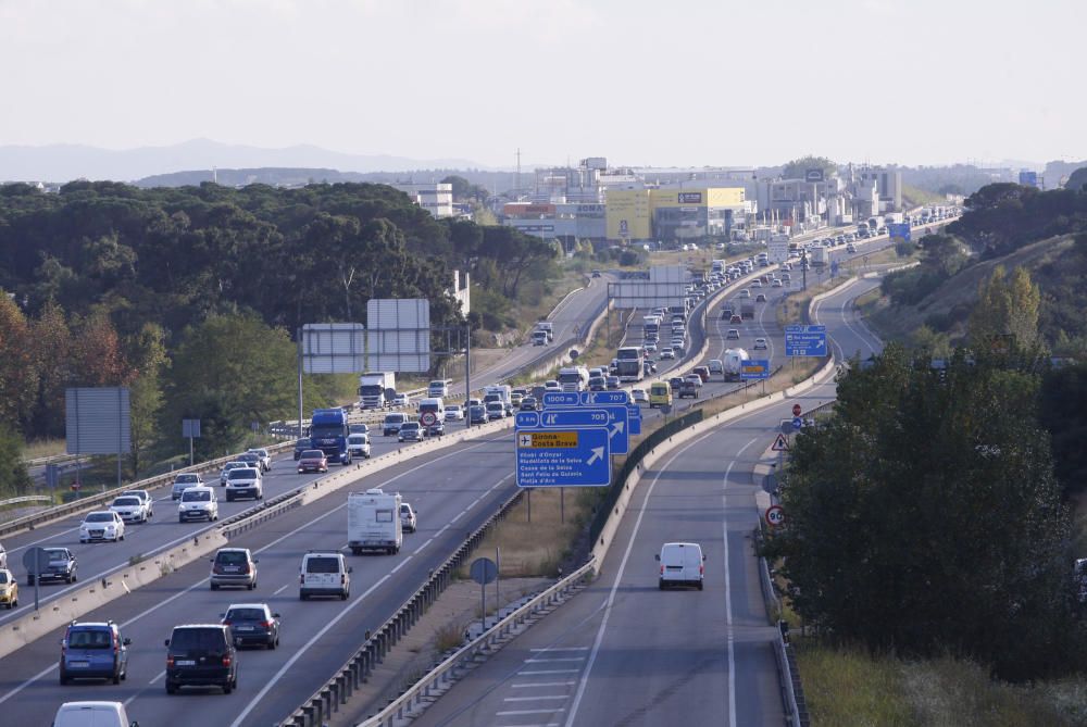 Marxa lenta de camions a la N-II al seu pas per Aiguaviva