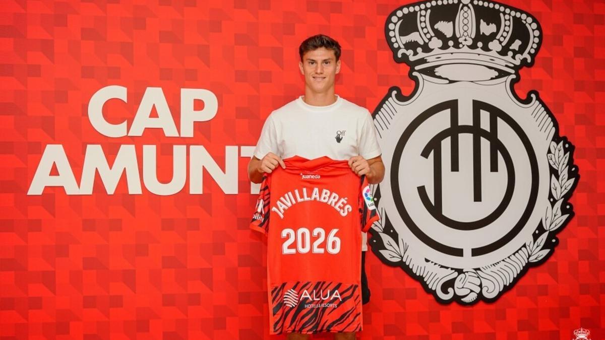 Fútbol. RCD Mallorca. Javi Llabrés, el día que renovó hasta 2026