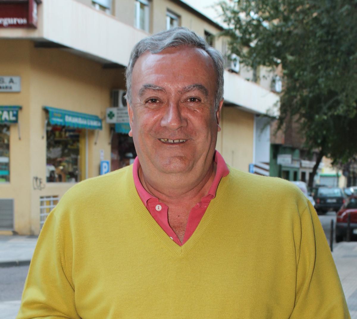 El escritor Vicente Rodríguez firma hoy algunas de sus obras.