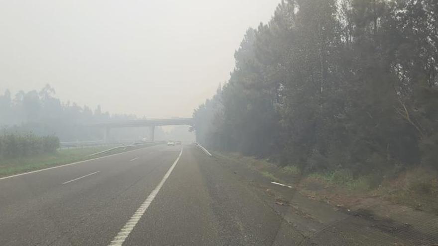 Reapertura al tráfico de la Autovía del Cantábrico en Ribadeo, que resultó afectada por el humo de un incendio en Lugo