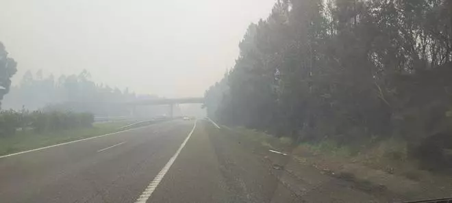 Reapertura al tráfico de la Autovía del Cantábrico en Ribadeo, que resultó afectada por el humo de un incendio en Lugo