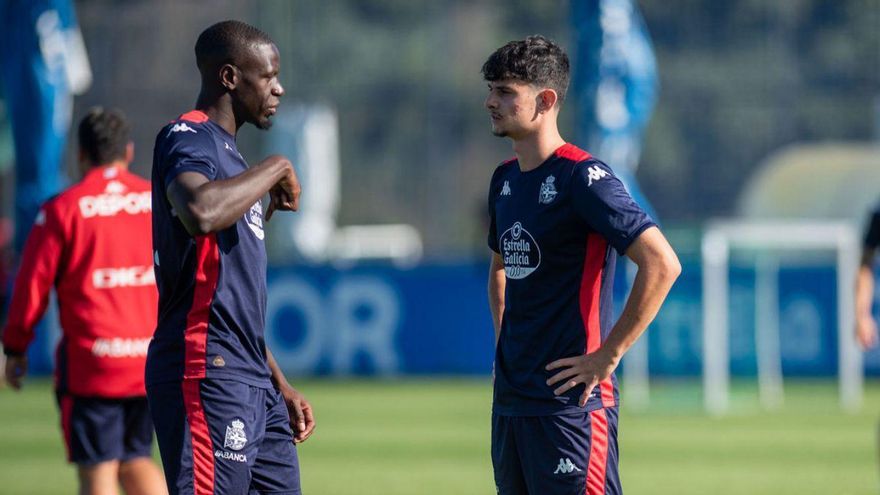 Charlie Patiño cambia el tablero en el centro del campo del Deportivo