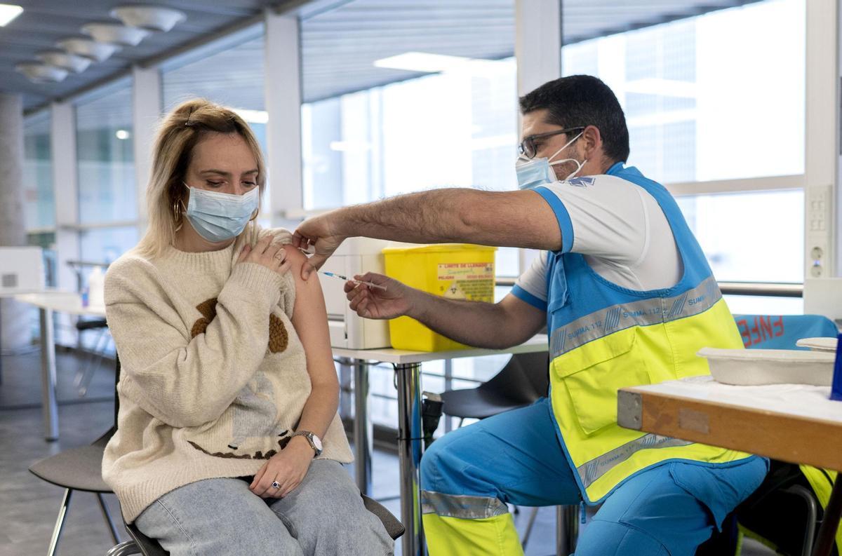 La vacuna contra la covid va augmentar el sagnat de la regla en el 42% de les dones