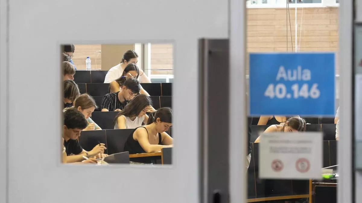Del 47 a la primera filósofa en la selectividad: los chavales superan el segundo día con el optimismo intacto