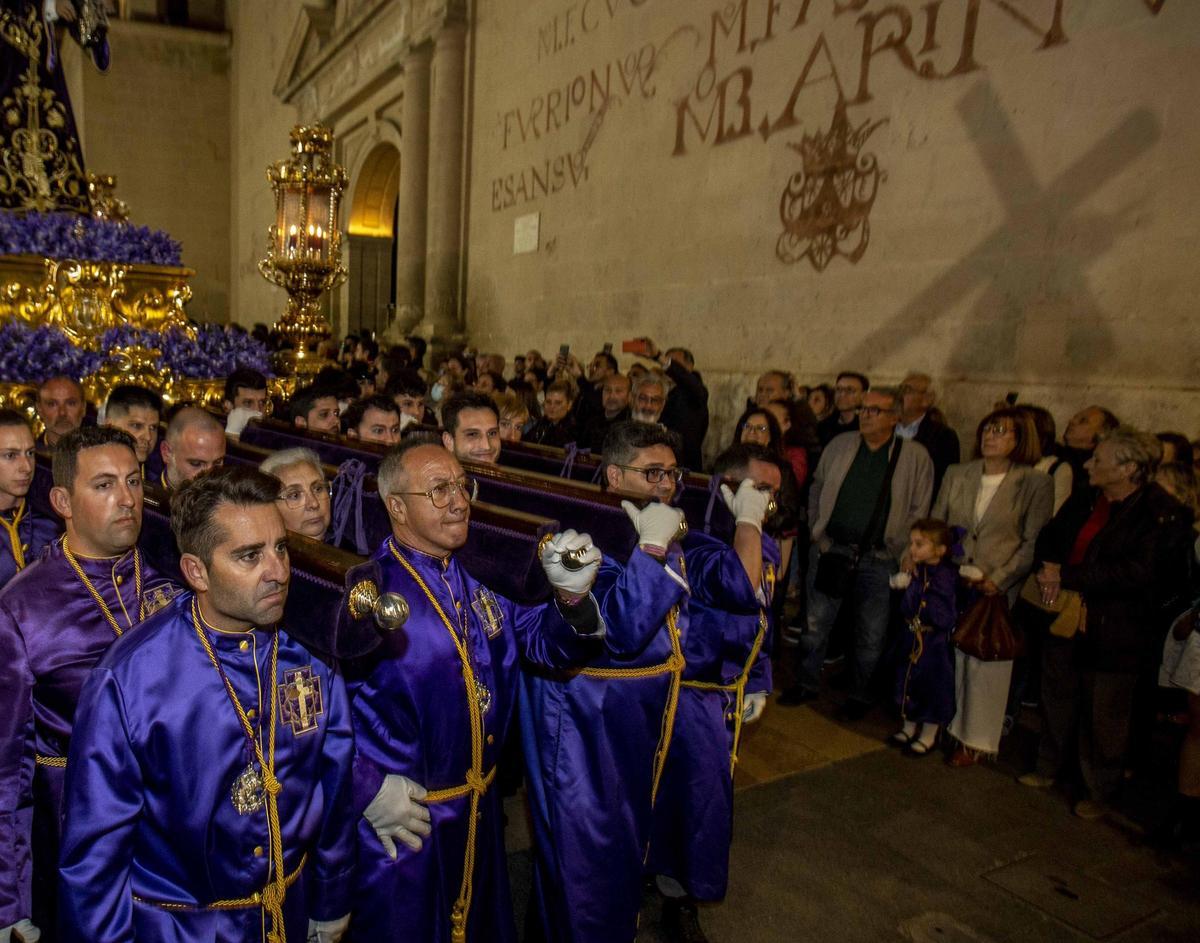 Pasión en la procesión de Nuestro Padre Jesús en la Concatedral de San Nicolás de Alicante