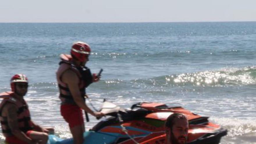 Salvan la vida a un hombre que cayó por la escalera en el Grau y a un bañista en la playa