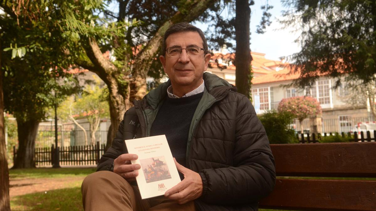 Domingo Tabuyo posa con su nueva obra literaria