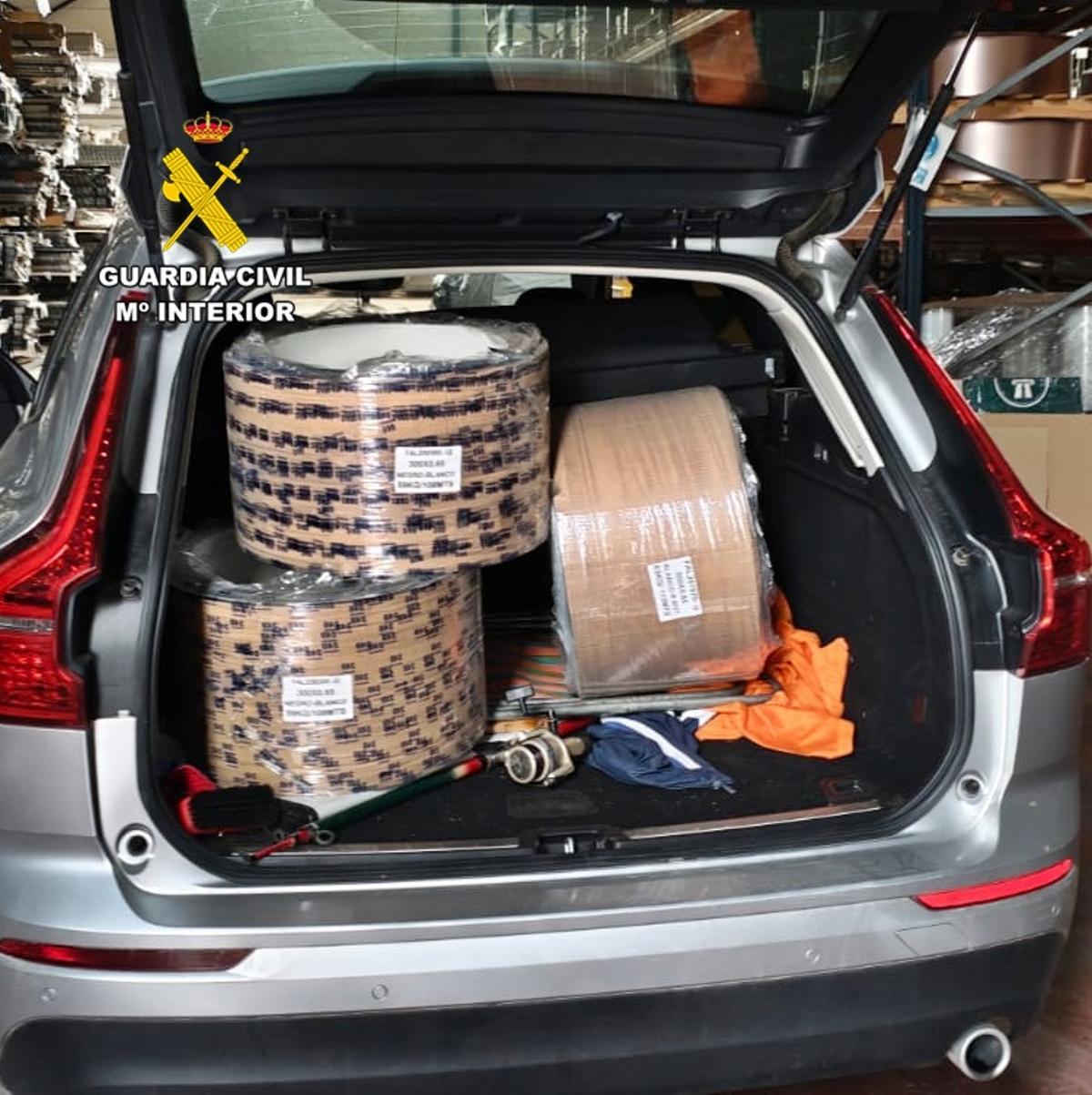 Las bobinas, en el vehículo del supuesto ladrón.