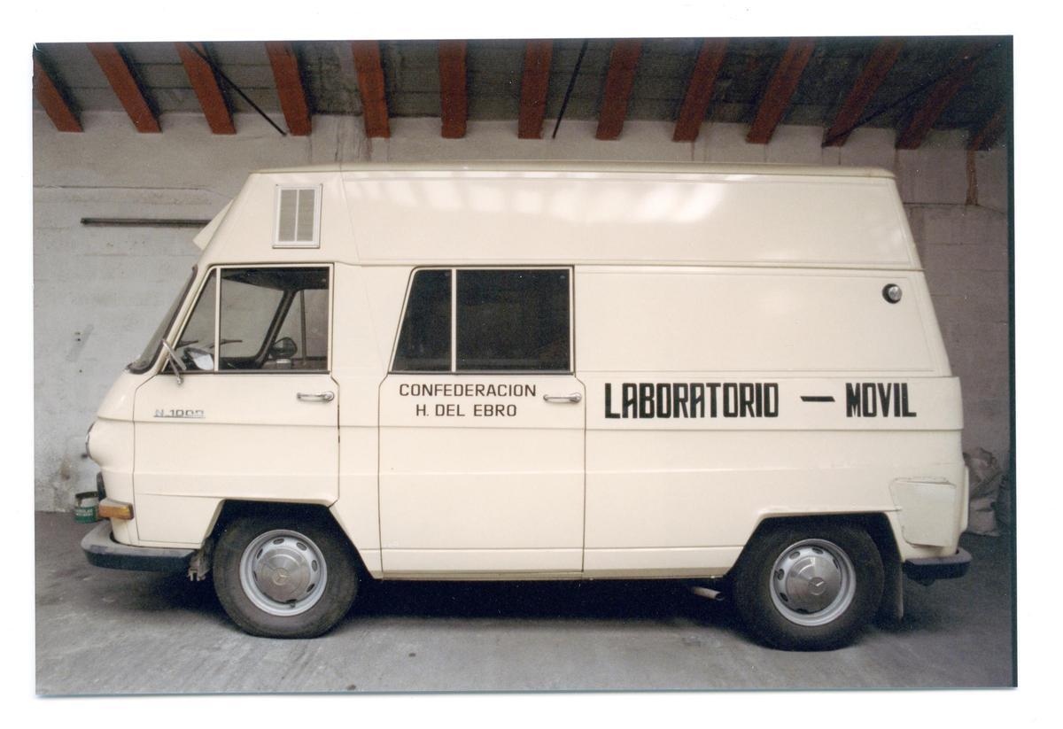 Una de las primeras furgonetas usadas en el laboratorio de aguas de la CHE.