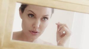 L’actriu mostra la seva imatge més sensual en la primera campanya publicitària que fa després del seu divorci.