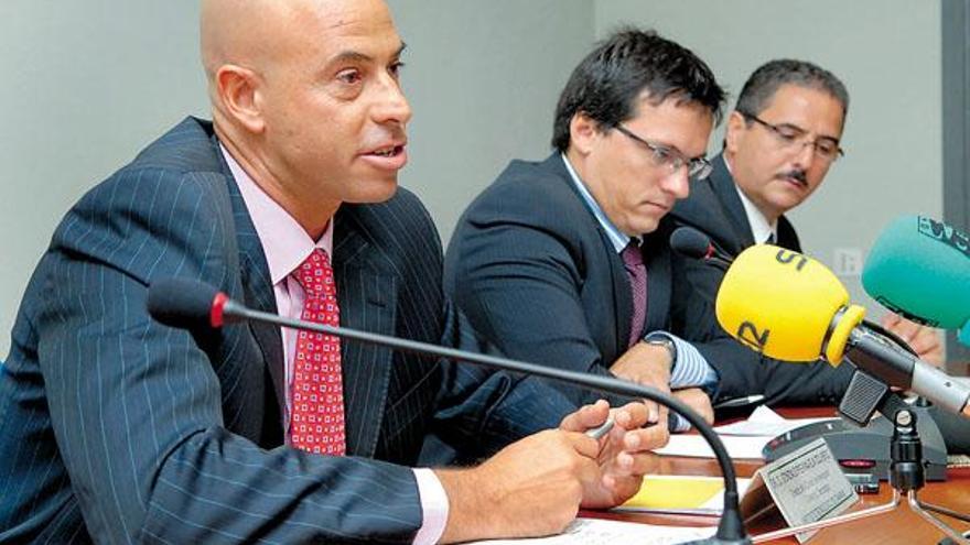 Piernavieja, Adrián Mendoza y Julio Gutiérrez -de izquierda a derecha-, durante la rueda de prensa de ayer.