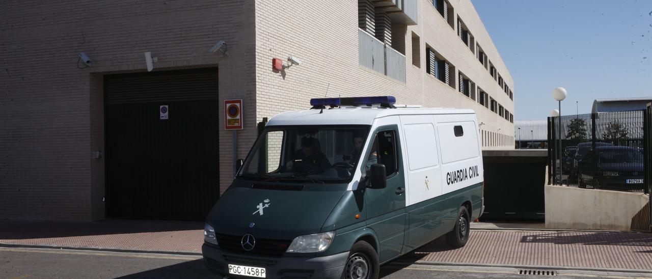 Un furgón de la Guardia Civil sale de los juzgados de Castelló.