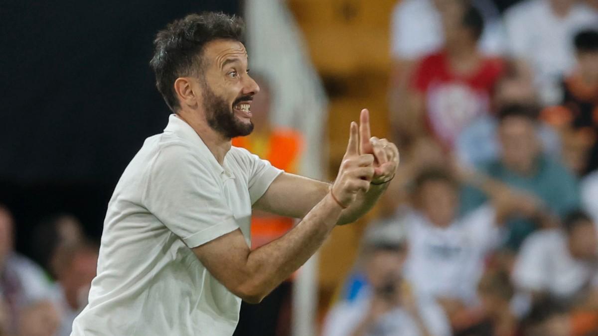 Carlos Corberán dando instrucciones durante el partido