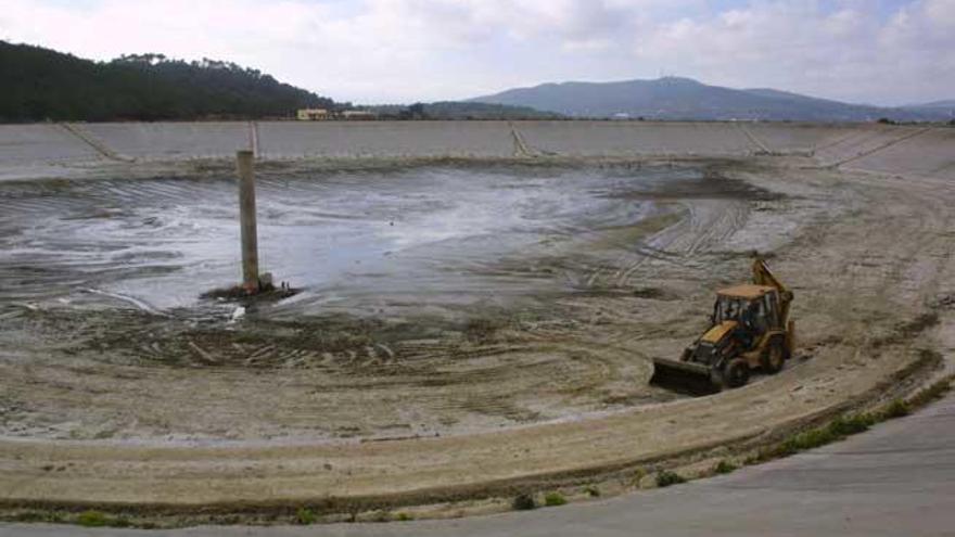 Limpieza de la balsa para riego agrícola en el año 2002.