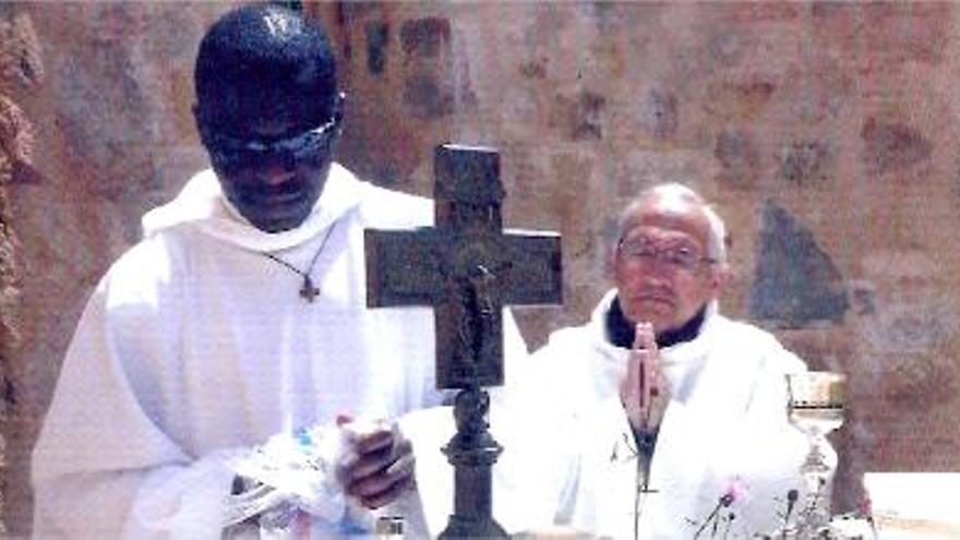 Carreres i Péra, oficiant missa a l&#039;ermita de la Mare de Déu de Gràcia amb el seminarista C. Nwoye, el 2013.