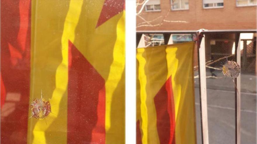 Disparan balines contra la ventana con una &#039;estelada&#039; de una militante de la CUP