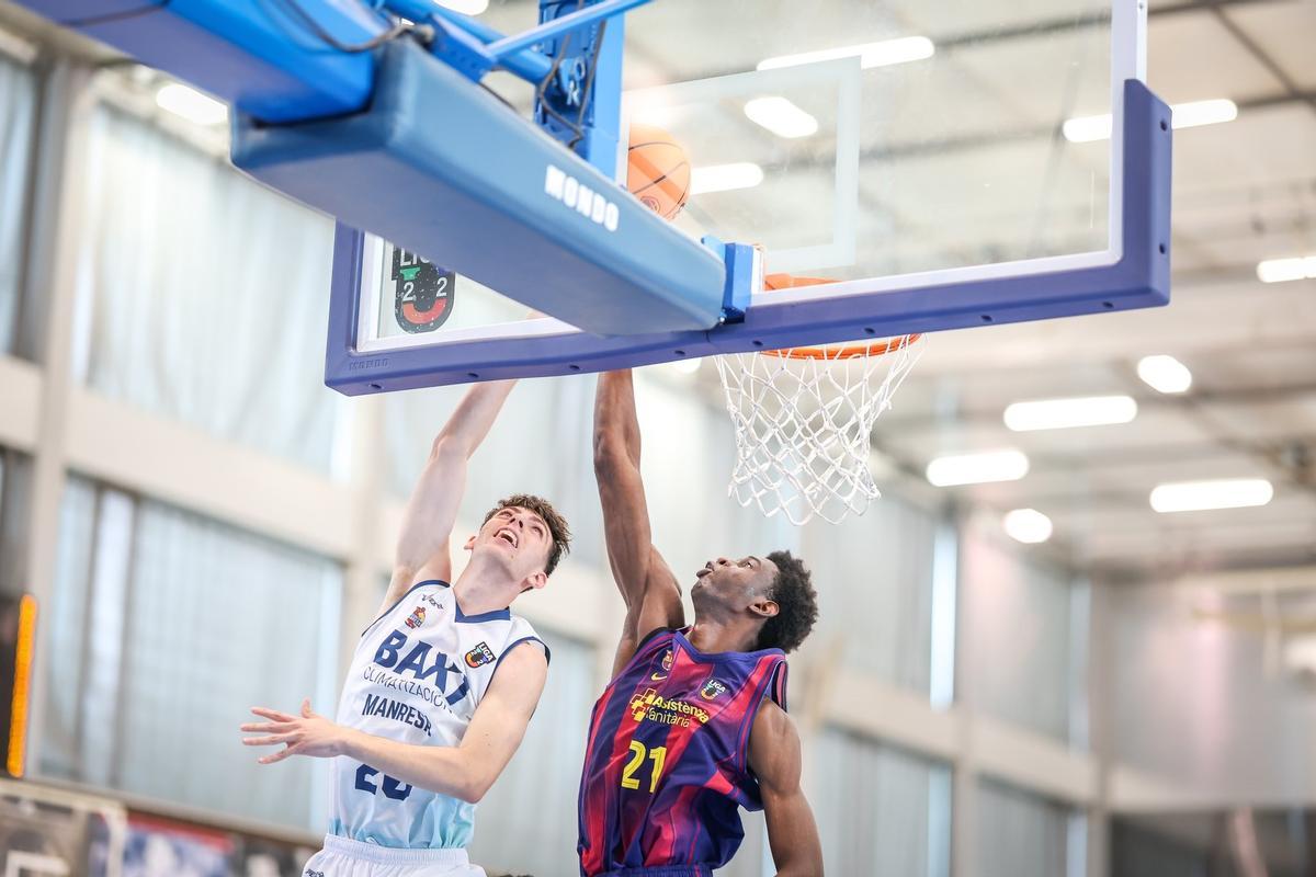 Sayon Keita trata de taponar a un jugador del BAXI Manresa