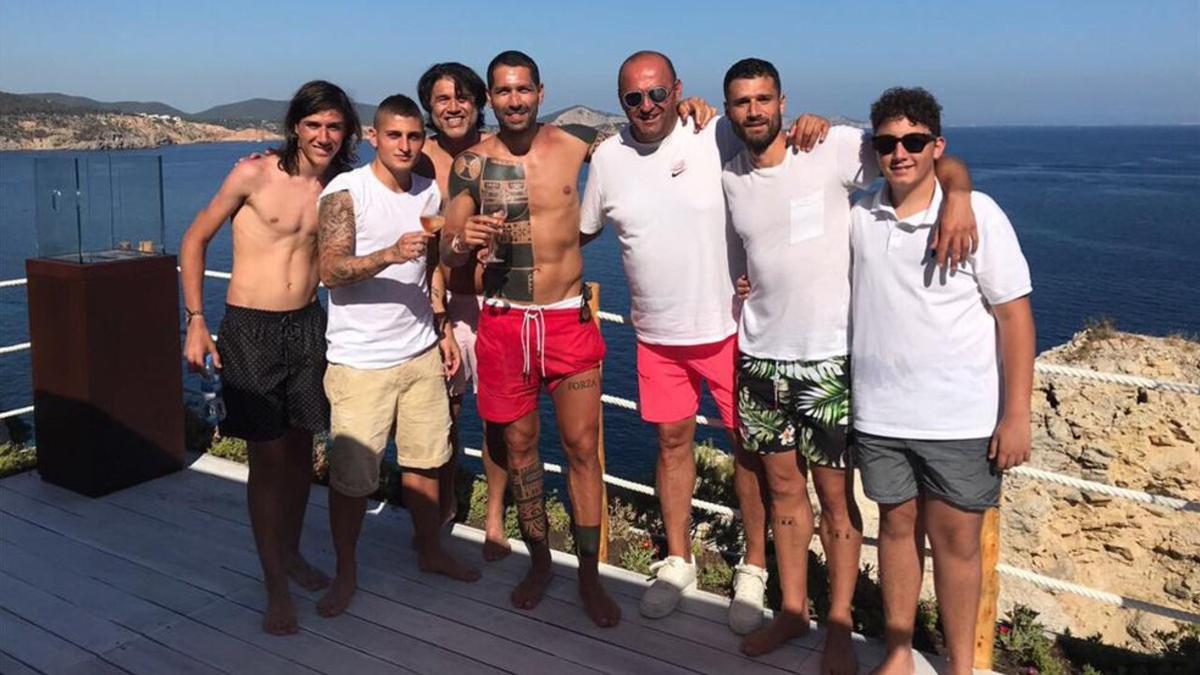 Marco Verratti, junto a Borriello y otros amigos en Ibiza