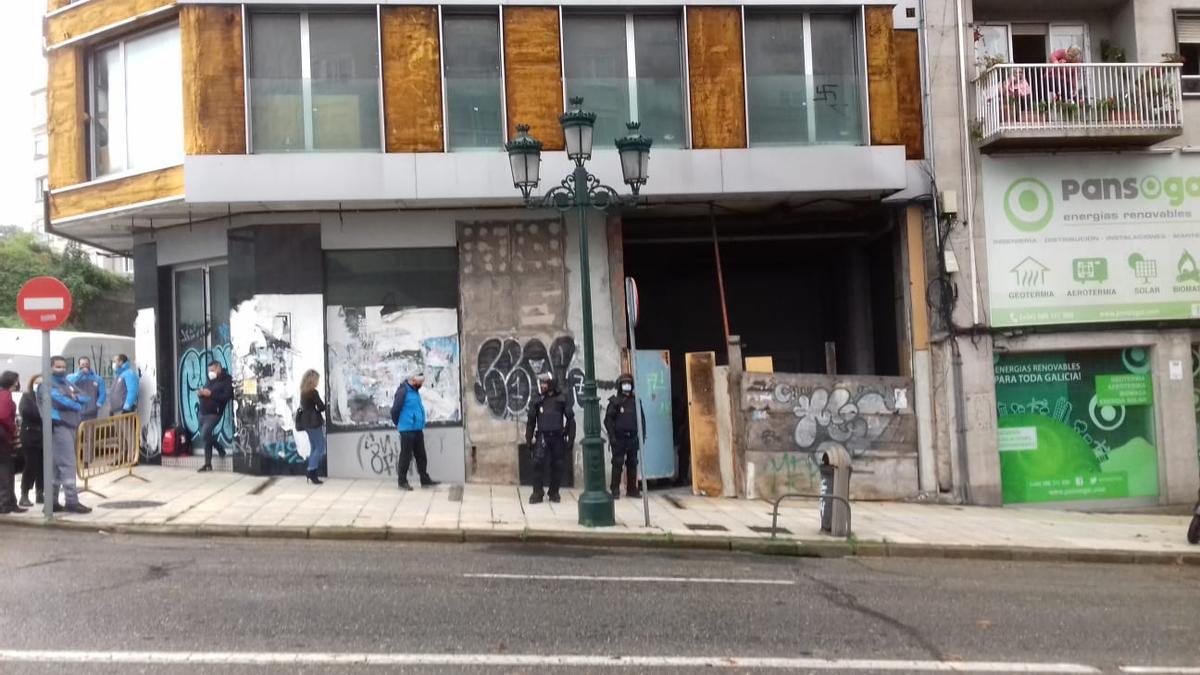 La Policía Nacional interviene en el desalojo de un edificio okupa en Vigo