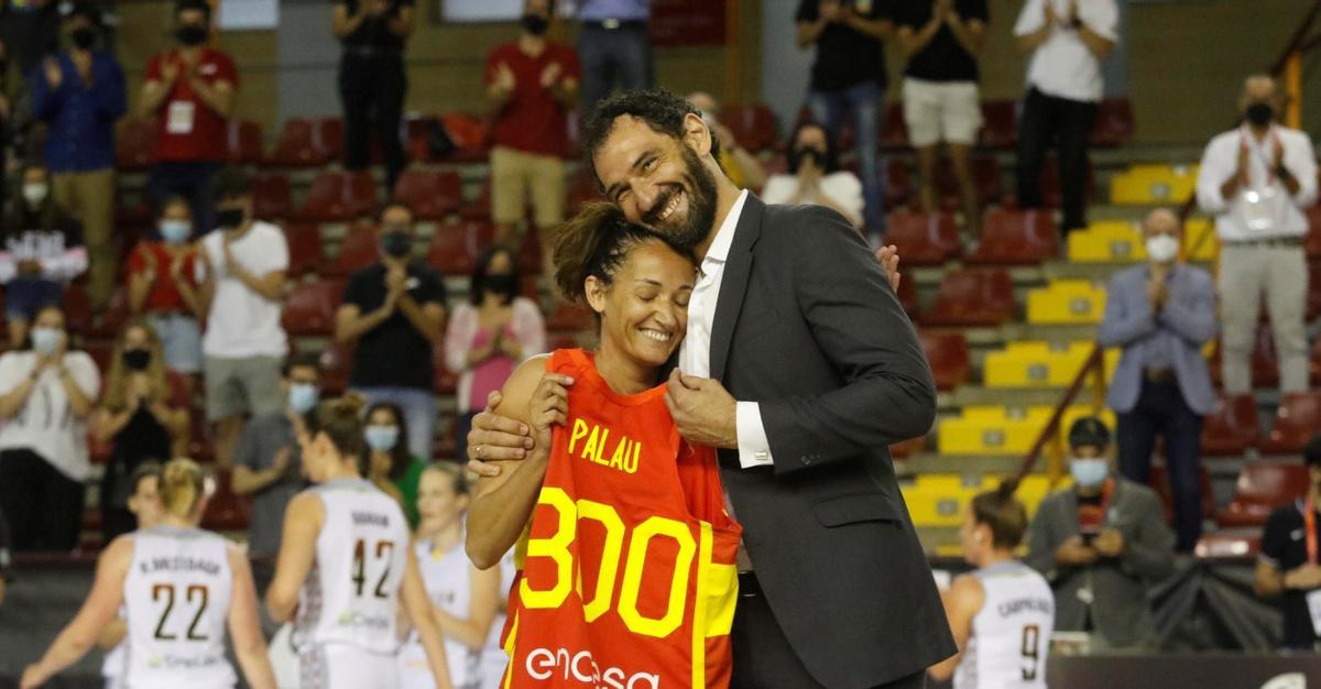 Laia Palau, junto al presidente de la Federación Española, Jorge Garbajosa, en el homenaje que recibió en Córdoba.