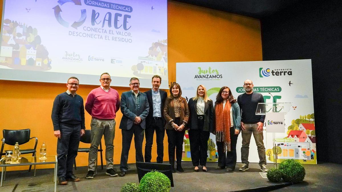 En esta nueva edición de la Jornada Técnica del Consorcio Terra, dedicada a los RAEE, se dieron cita expertos en la materia, así como representantes de la Generalitat Valenciana, la Diputación Provincial de Alicante y alcaldes y concejales de los ayuntamientos del área de gestión.