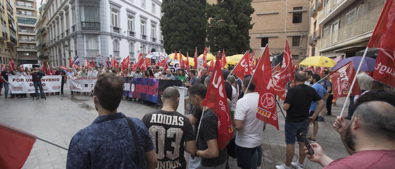 Manifestación de trabajadores en la sede de la CEV en València, en una imagen reciente.
