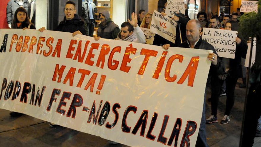 Concentració contra la pobresa energètica a Manresa