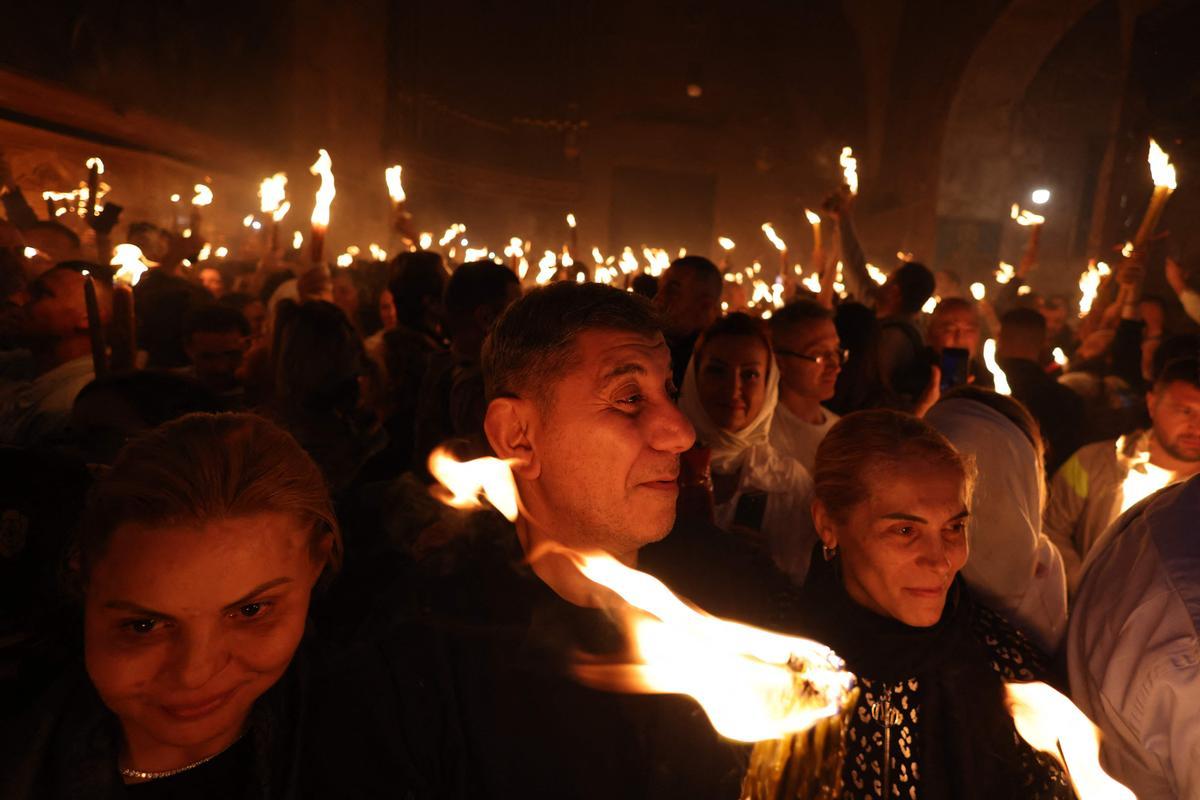 Cristianos ortodoxos celebran “Fuego Sagrado” en Jerusalén. eregrinos cristianos ortodoxos sostienen velas durante la ceremonia del Fuego Sagrado, un día antes de la Pascua ortodoxa, el sábado 15 de abril de 2023 en la Iglesia del Santo Sepulcro en la Ciudad Vieja de Jerusalén, donde muchos cristianos creen que Jesús fue crucificado y enterrado antes de resucitar.