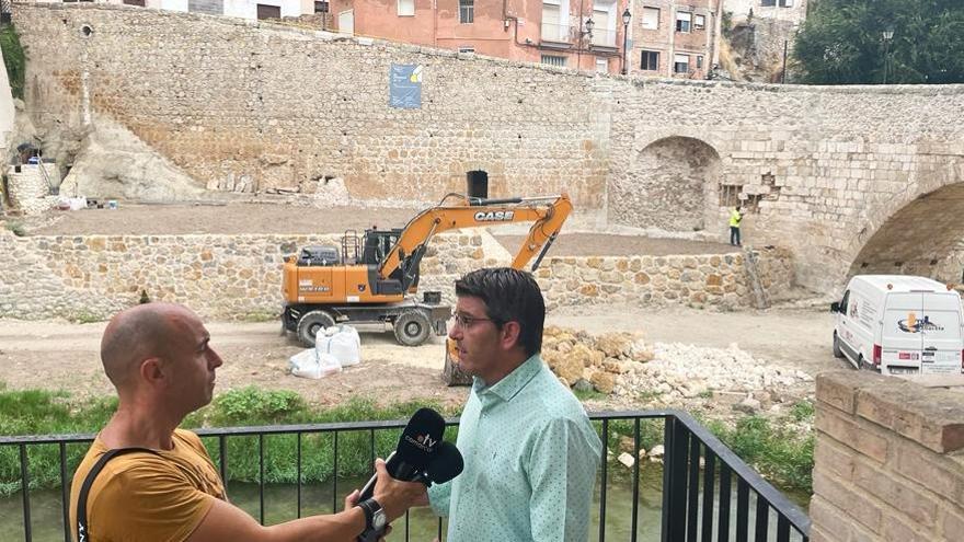 El alcalde de Ontinyent, ente las obras del Pont Vell.