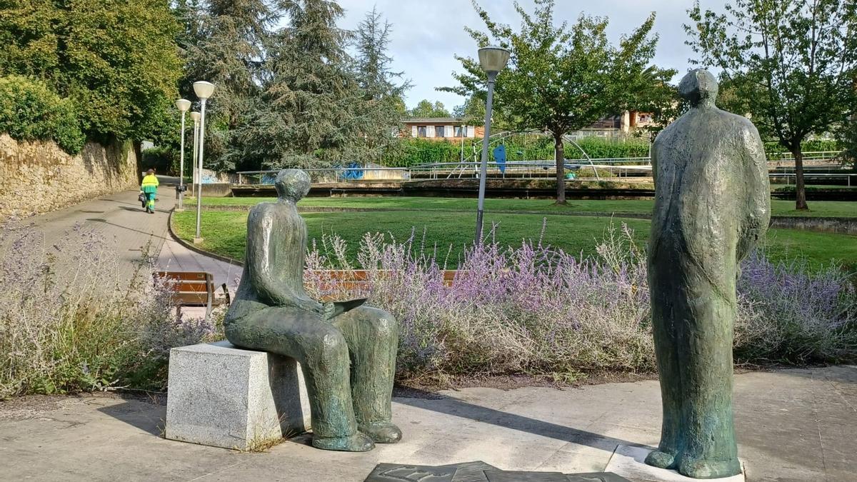 Conjunto escultórico homenaje a Falo Moro y Ángel Émbil, en el Parque de la Música de Pola de Siero.