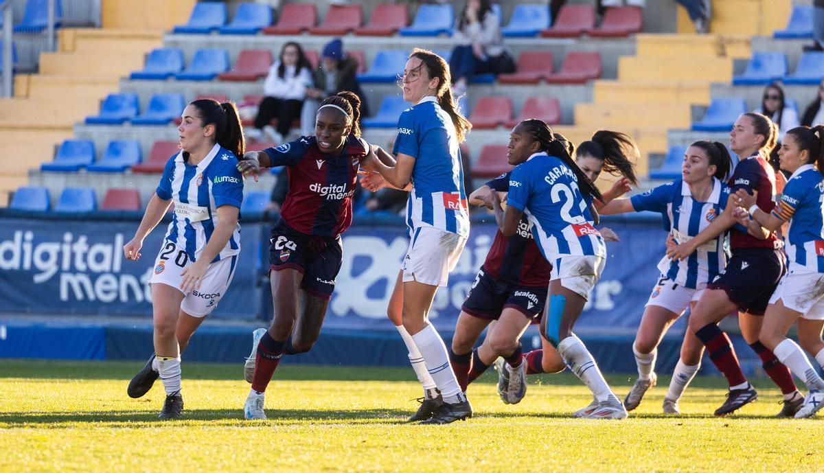 El Levante cerró 2024 ante el RCD Espanyol en Buñol