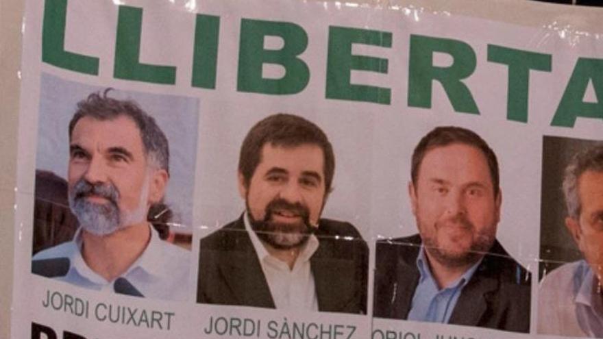 Cartell d&#039;una manifestació on es reclama la llibertat de Cuxart, Sanchez i Junqueras