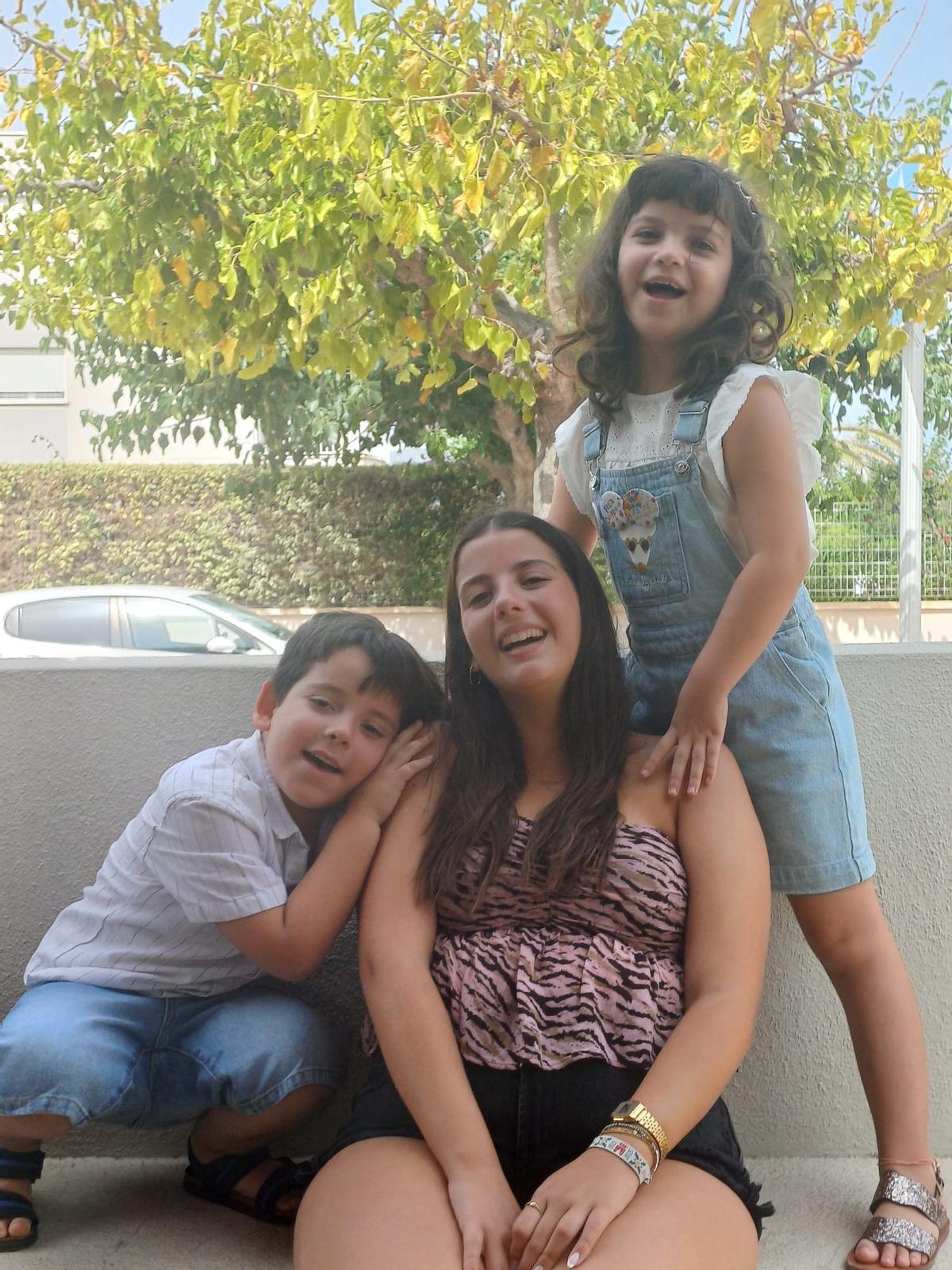 Nerea (d), con sus hermana Neus y su hermano mellizo Joan.