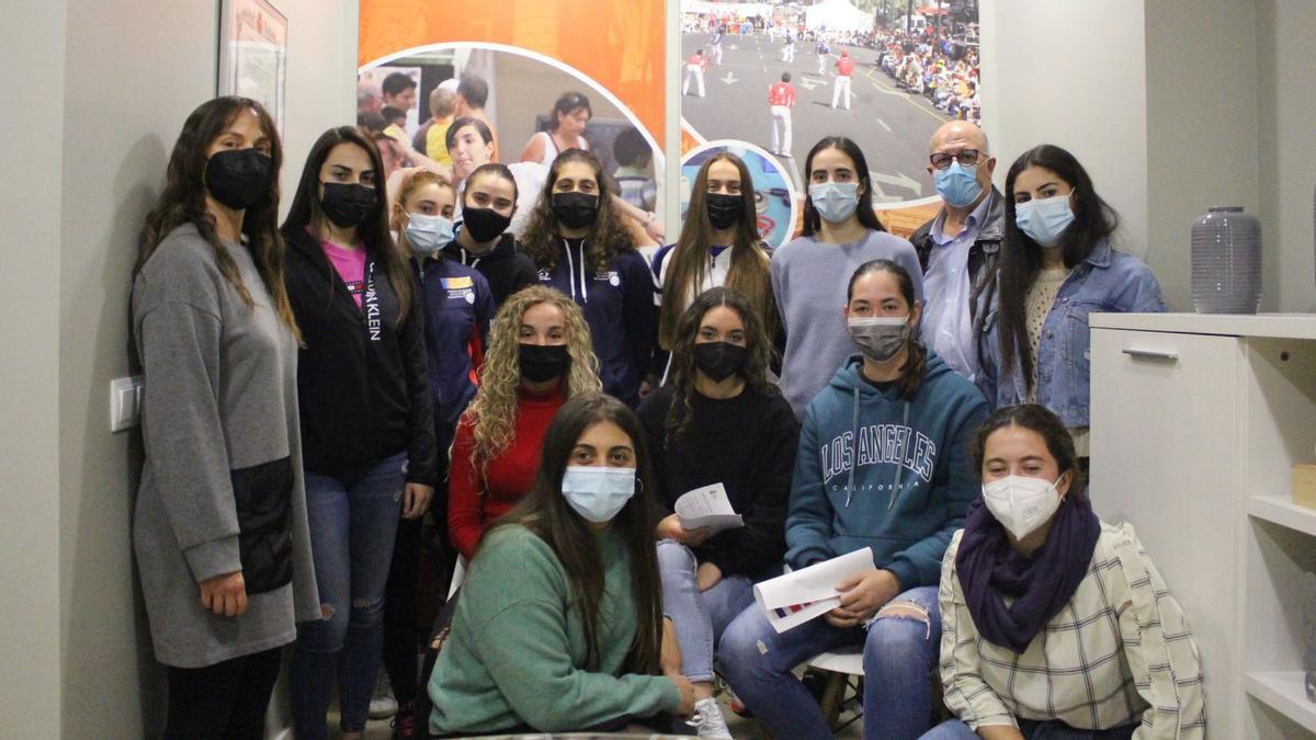 Foto de família entre les jugadores i la Federació després de la firma de l’acord.  | FEDPIVAL