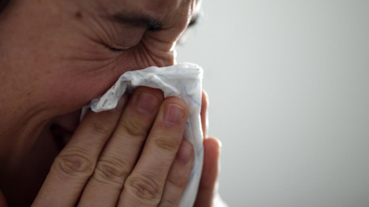 Imagen de archivo de una persona con un resfriado.