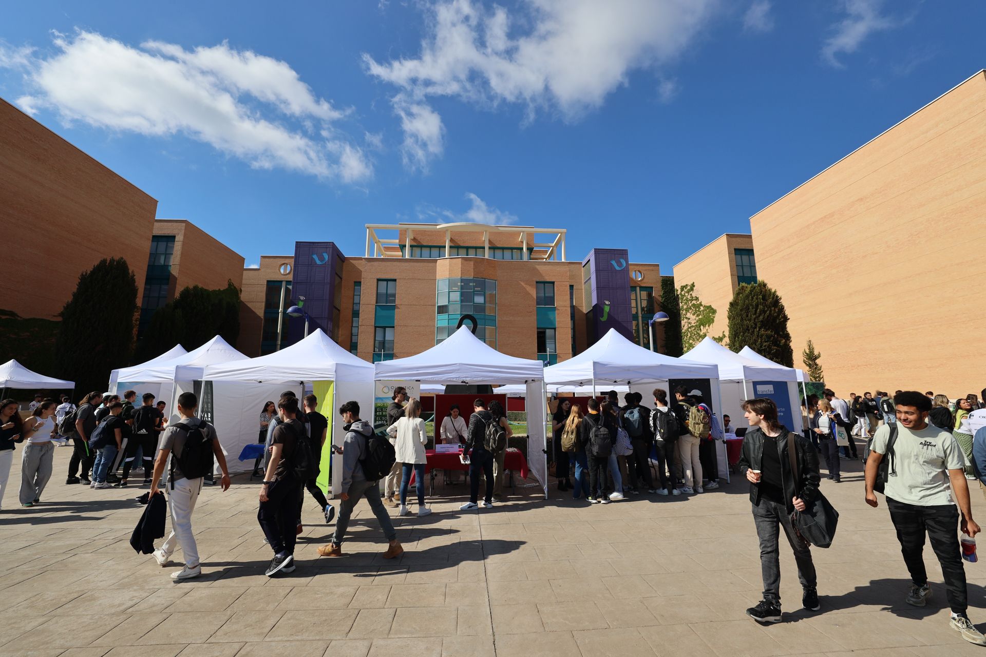 Más de mil universitarios aspiran a un empleo en la industria 5.0 de Castellón. Así ha sido la Feria de Empresas de la UJI.