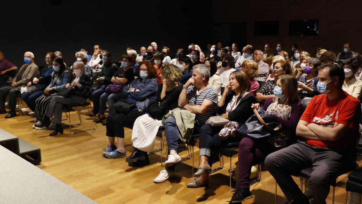 Público no coloquio arredor da figura de Domingo Villar, onte no Club FARO.    | // ALBA VILLAR