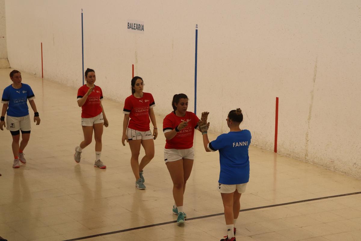 Els trios de Victoria, Myriam i Marina, contra Aida, Amparo i Fanni.