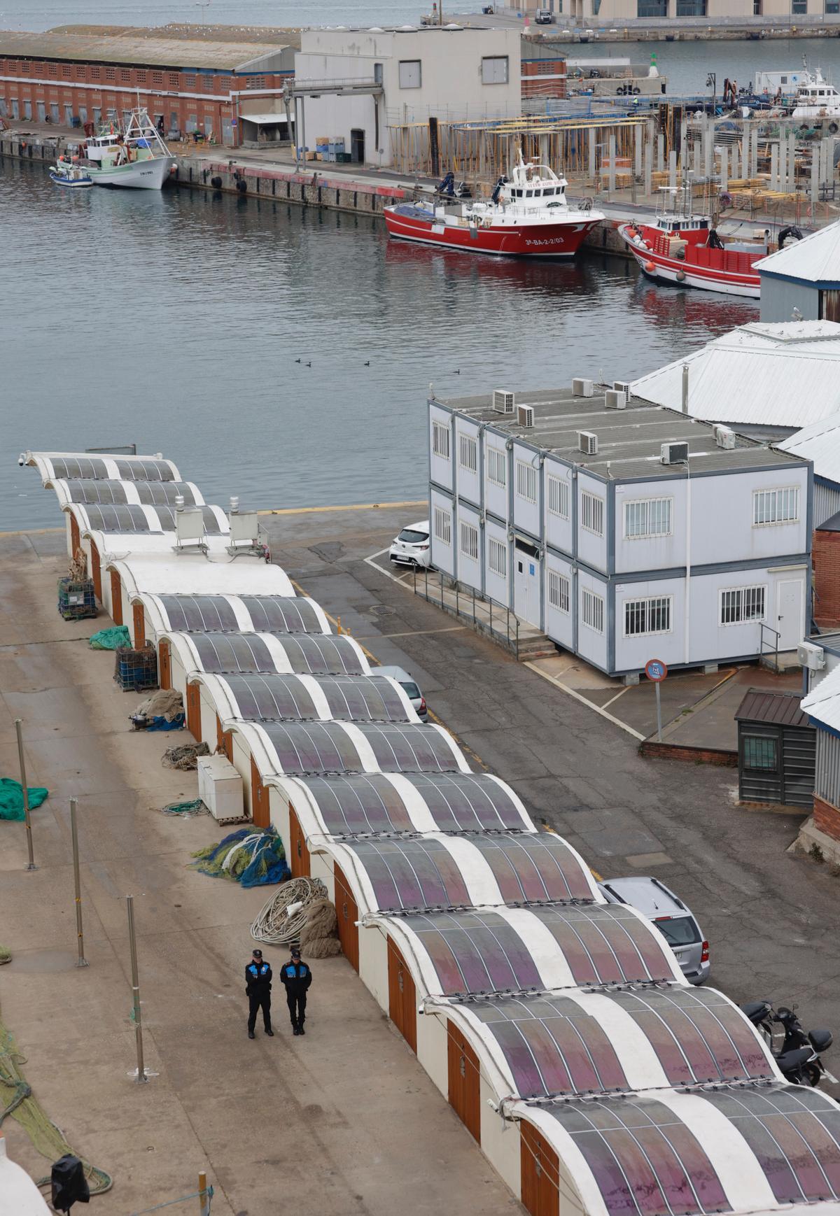 Barcelona inaugura las placas fotovoltaicas de las casetas del muelle de Pescadors