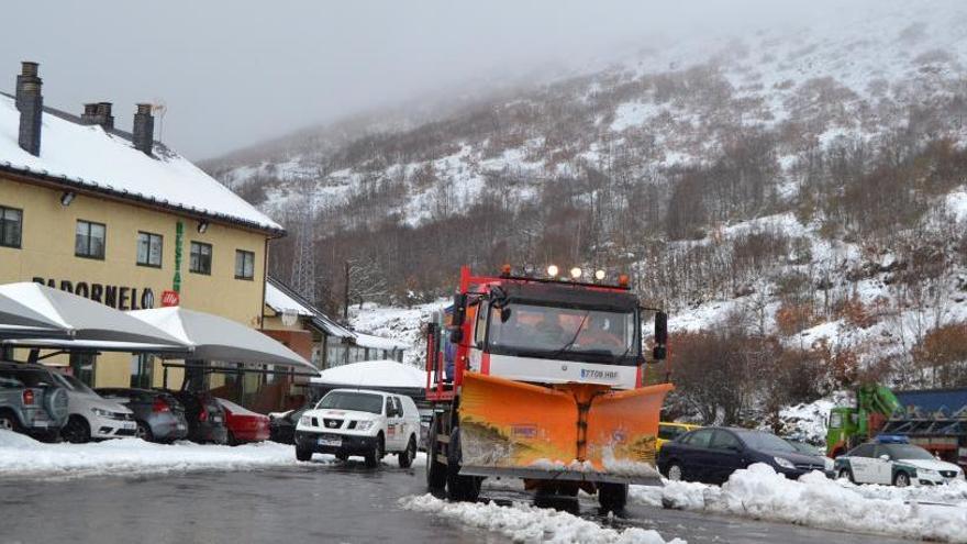 Un quitanieves en pleno trabajo en Sanabria